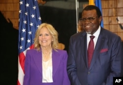 Ibu Negara AS Jill Biden (kiri) dan Presiden Namibia Hage Geingob di State House di Windhoek, Namibia Rabu, 22 Februari 2023. (AP/Dirk Heinrich)