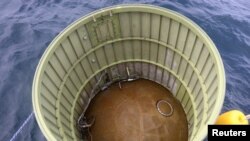 한국 합동참모본부가 31일 오전 8시 5분쯤 어청도 서방 200여km 해상에서 북한 우주발사체 일부로 추정되는 물체를 식별해 인양했다며 공개한 사진.