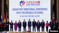 26일 국제회의 등에 참석하기 위해 모인 미국과 한국, 중국과 러시아 외 아세안(ASEAN·동남아시아국가연합) 10개 국가의 참석자들이 라오스 비엔티안 국립 컨벤션 센터에서 기념촬영을 갖고 있다.