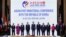 26일 국제회의 등에 참석하기 위해 모인 미국과 한국, 중국과 러시아 외 아세안(ASEAN·동남아시아국가연합) 10개 국가의 참석자들이 라오스 비엔티안 국립 컨벤션 센터에서 기념촬영을 갖고 있다.