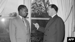 Des historiens assurent que "plusieurs dizaines de milliers de Camerounais" ont été tués dans une véritable "guerre", menée d'abord par l'armée française puis conjointement avec les troupes du premier président camerounais, Ahmadou Ahidjo (à g.).