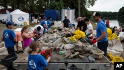 Relawan secara selektif memilah sampah yang dikumpulkan sesampainya di lokasi perkemahan pada 1 Agustus 2023. (Foto: AP)