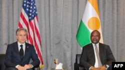 រដ្ឋមន្ត្រី​ការបរទេស​សហរដ្ឋ​អាមេរិក​លោកAntony Blinken និង​រដ្ឋមន្ត្រី​ការ​បរទេស​នីហ្សេ​លោក Hassoumi Massoudou នៅ​អាកាសយានដ្ឋាន​អន្តរជាតិ Diori Hamani នៅ​​រដ្ឋធានី​នីញ៉ាម៉េ ប្រទេស​នីហ្សេ កាល​ពី​ថ្ងៃ​ទី​១៦ ខែ​មីនា ឆ្នាំ​២០២៣។