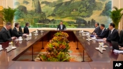 资料照片: 2024年4月26日中国国家主席习近平(中)在人民大会堂会见美国国务卿布林肯(左三)