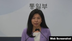 김인애 한국 통일부 부대변인이 29일 정례브리핑에서 유엔 안보리 북한제재위 전문가패널 활동이 러시아의 거부권 행사로 중단된데 대한 한국 정부의 입장을 밝히고 있다.
