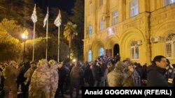 საპროტესტო დემონსტრაცია ოკუპირებული აფხაზეთის ე.წ. პარლამენტის წინ სოხუმში.