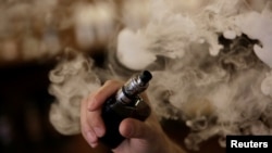 Seorang pria mengembuskan asap rokok elektronik. Kementerian Keuangan memberlakukan pajak vape sebesar 10 persen dari cukai rokok per 1 Januari 2024. (Foto: Reuters)