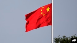 រូបឯកសារ៖ ទង់ជាតិចិនត្រូវបានឃើញនៅទីក្រុងប៉េកាំង ប្រទេសចិន កាលពីថ្ងៃទី១៦ ខែមិថុនា ឆ្នាំ២០១៨។