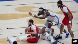 Borba za svaku loptu - Leri Nensi junior (crveni dres, na parketu) u duelu sa Šejom Gildžeusom Aleksanderom (beli dres, na parketu) (Foto: (AP Photo/Gerald Herbert)