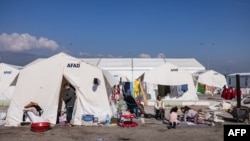 튀르키예 남부 하타이주 안타키아에 지진 피해자들을 위해 설치된 텐트촌에서 지난 22일 어린이들이 놀고 있다. 