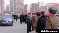 지난달 23일 김정은 북한 국무위원장이 '화성지구 3단계 1만 세대 살림집건설착공식'에 참석했다며 관영매체들이 공개한 영상에서, 독일제 벤츠 차량(왼쪽)을 타고 도착한 김 위원장이 참석자들과 악수하고 있다. 도요타 등 다른 외국 차량도 보인다.
