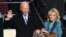 Rais Joe Biden akiwa na mkewe Jill Biden wakati alipoapishwa na jaji John Roberts kuwa rais wa Marekani Januari 20, 2021. Picha na SAUL LOEB / POOL / AFP