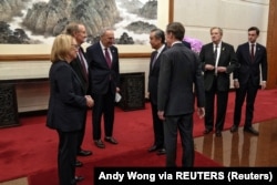 Pemimpin Mayoritas Senat AS Chuck Schumer dan Senator AS Mike Crapo, R-Idaho, dan anggota delegasi lainnya bertemu dengan Menteri Luar Negeri China Wang Yi, di Diaoyutai Guest House, Beijing, Senin, 9 Oktober 2023. (Foto: Andy Wong melalui REUTERS)