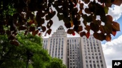 អគារ​តុលាការ​ឧក្រិដ្ឋ​នៅទីក្រុង​ញូវយ៉ក​កាលពីថ្ងៃពុធ​ទី​២៩ ឧសភា​ ឆ្នាំ២០២៤។ (AP Photo/Julia Nikhinson)