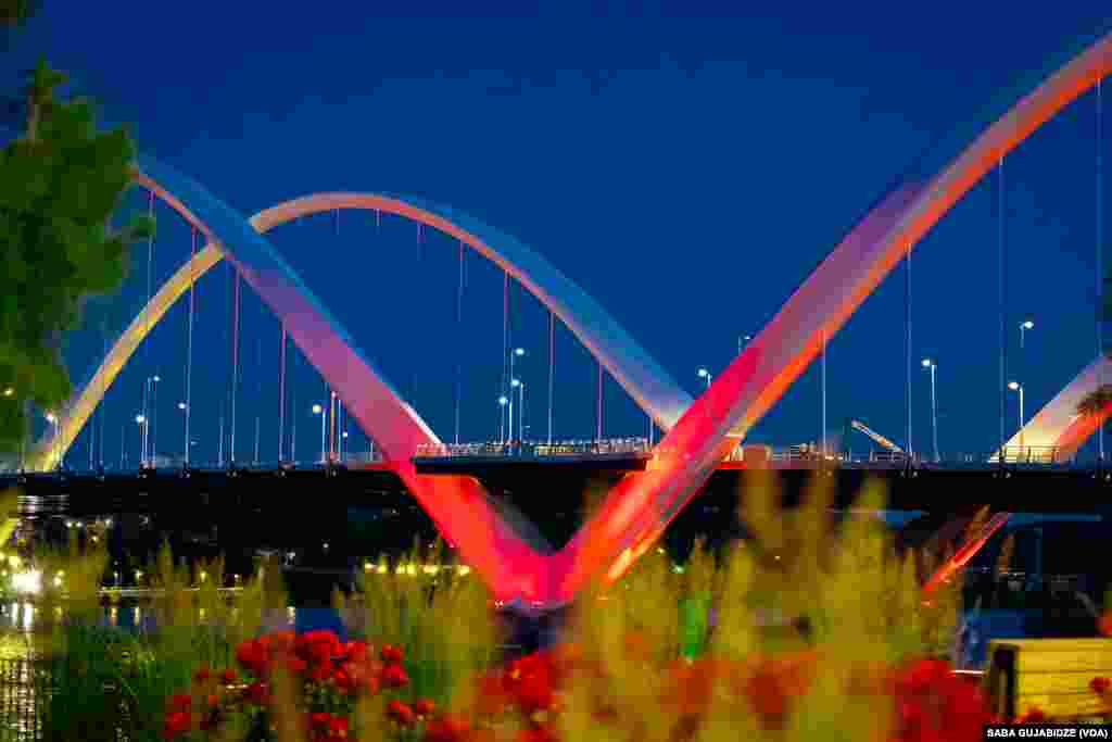 აშშ-ის დედაქალაქში, ფრედერიკ დაგლასის სახელობის ხიდი, საქართველოს დროშის ფერებში განათდა.