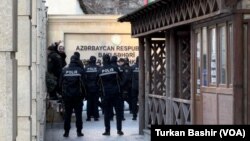 İnsan haqları fəalı Bəxtiyar Hacıyev Xətai Rayon Məhkəməsindən çıxarılarkən. (14 fevral, 2023)