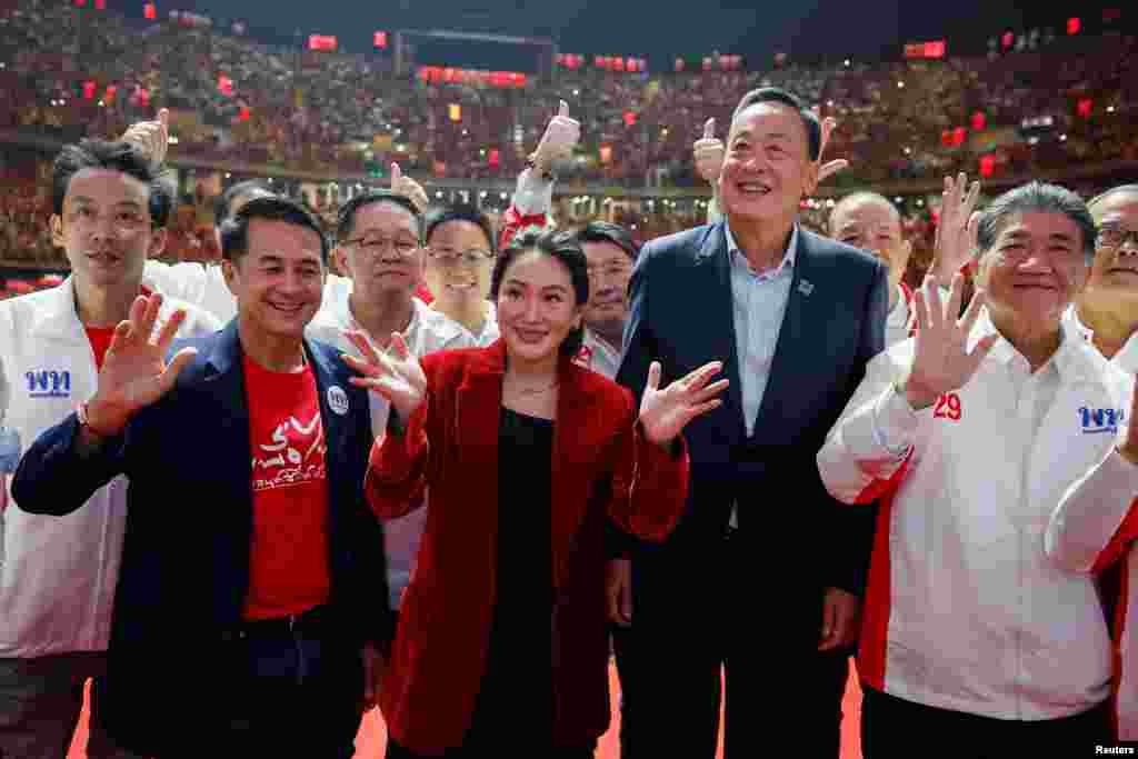 បេក្ខជននាយករដ្ឋមន្ត្រីរបស់គណបក្ស Pheu Thai អ្នកស្រី Paetongtarn Shinawatra កូនស្រីរបស់អតីតនាយករដ្ឋមន្ត្រីថៃលោក Thaksin Shinawatra ជួបអ្នកគាំទ្រ មុនថ្ងៃបោះឆ្នោត នៅទីក្រុងបាងកក ប្រទេសថៃ កាលពីថ្ងៃទី ១២ ខែឧសភា ឆ្នាំ ២០២៣។