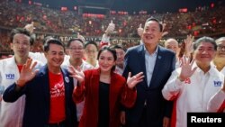 2023年5月12日，泰国反对派为泰党（Pheu Thai）的总理候选人为泰党成员贝东丹·西那瓦（Paetongtarn Shinawatra）,泰国前总理他信的小女儿、为泰党成员贝东丹·西那瓦（Paetongtarn Shinawatra）和当地地产大亨斯雷塔·塔维辛（Srettha Thavisin）在即将举行的大选前共同出现在曼谷的一场声势浩大的造势会上。
