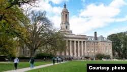 Old Main, gedung pertama di kampus Pennsylvania State University, State College, Pennsylvania, yang pembangunannya selesai tahun 1867 (foto: courtesy PSU).