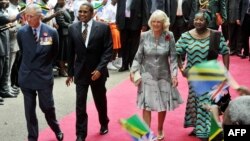 Mfamle Charles wa Uingereza na mkewe Camila wakiwa na wenyeji wao Rais wa Tanzania Jakaya Kikwete na mkewe Salma, walipowasili Tanzania mwaka 2011. Picha na AFP PHOTO/STRINGER.