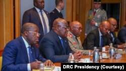 President Félix Tshisekedi (G2) na baike ba ya mbulmatari na ye, Paris, 30 05 2024. (Présidence RDC)