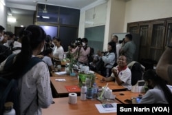 ទិដ្ឋភាព​នៅក្នុង​បន្ទប់ផ្សាយ​របស់​វីអូឌី រាជធានីភ្នំពេញ នៅ​ពេល​អ្នកសារព័ត៌មាន​ និង​មន្រ្តីសង្គមស៊ីវិលមក​ពិនិត្យមើលនា​ថ្ងៃ​បិទការផ្សាយ។