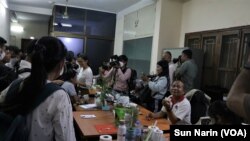 រូបឯកសារ៖ ទិដ្ឋភាព​នៅក្នុង​បន្ទប់ផ្សាយ​របស់​វីអូឌី រាជធានីភ្នំពេញ នៅ​ពេល​អ្នកសារព័ត៌មាន​ និង​មន្រ្តី​​សង្គមស៊ីវិលមក​ពិនិត្យមើលនា​ថ្ងៃ​បិទការផ្សាយ។