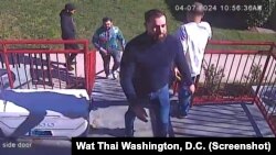 โฉมหน้า 3 คนร้ายก่อเหตุบุกงัดตู้เซฟวัดไทยกรุงวอชิงตัน ดี.ซี. หลบหนีไปพร้อมกับเงินสดและทรัพย์สินมูลค่า 20,000 ดอลลาร์ เมื่อวันที่ 7 เม.ย. 2567