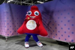 'Olympic Phryge' มัสคอตอย่างเป็นทางกาของการแข่งขันกีฬาโอลิมปิกและพาราลิมปิก 2024 ที่กรุงปารีส