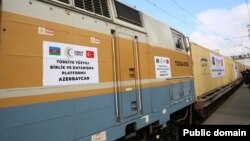 Bakı-Tbilisi-Qars dəmir yolu ilə zəlzələ bölgəsinə humanitar yardın göndərilib (Foto AZƏRTAC-dır)