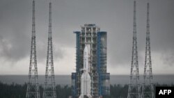 3일 중국 하이난성 원창우주발사장에서 창어 6호를 탑재한 '창정-5' 로켓이 발사를 준비 중이다.