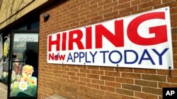 미국 일리노이주 리버우즈의 한 가게에 채용을 알리는 현수막이 걸려 있다. (자료사진)