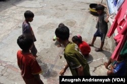 Anak-anak sedang bermain di Kampung Nelayan Seberang, Kecamatan Medan Belawan, Kota Medan, Sumatra Utara. (VOA/Anugrah Andriansyah)