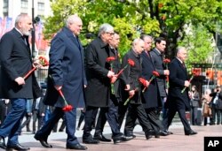 9-may kuni sobiq sovet davlatlarining prezidentlari qatori Tojikiston rahbari Emomali Rahmon ham Moskvaga borib, Rossiyani ulug'lovchi marosimlarda ishtirok etgan. Migrantlar masalasi qanchalik muhokamada?