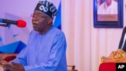 Shubaga Bola Tinubu a tsaye yana magana (Hoto: Facebook/Tinubu)