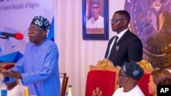 Shubaga Bola Tinubu a tsaye yana magana (Hoto: Facebook/Tinubu)