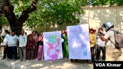 ប្រជាពលរដ្ឋខេត្តកណ្តាលប្រមូលផ្តុំគ្នានៅក្រៅព្រឹទ្ធសភាដើម្បីសុំកិច្ចអន្តរាគមន៍ឱ្យជួយដោះស្រាយជម្លោះដីធ្លីជាមួយក្រុមហ៊ុន ហេងអភិវឌ្ឍន៍ រាជធានីភ្នំពេញ កាលពីថ្ងៃទី១៦ ខែឧសភា ឆ្នាំ២០២៤។ (លាស់ លីបលីប/វីអូអេ)
