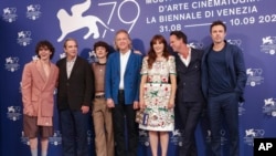 Sutradara dan pemain film 'Dreamin' Wild' 2022 di acara festival film Venesia di Italia, September 2022 (Photo by Joel C Ryan/Invision/AP)