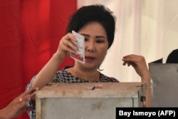 Seorang etnis Tionghoa memberikan suaranya pdi TPS pada putaran final pemilihan gubernur Jakarta di Jakarta pada 19 April 2017. (Foto: AFP/Bay Ismoyo)