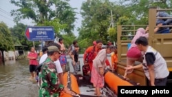 Tim gabungan mengevakuasi warga terdampak banjir di Kota Semarang, Jawa Tengah, pada 15 Maret 2024. (Foto: Courtesy of BPBD Kota Semarang)