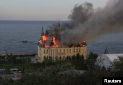29일 우크라이나 오데사에 러시아의 미사일 공격을 받은 교육 기관이 불타고 있다.
