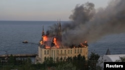 FIlE - Sebuah gedung lembaga pendidikan terbakar setelah serangan rudal Rusia di Odesa, Ukraina, 29 April 2024. (REUTERS/Sergey Smolentsev)
