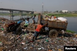 ڈھاکہ کے قریب دریائے بوڑھی گنگا میں شہر کا کوڑا کرکٹ پھینک کر اسے ٹھکانے لگایا جا رہا ہے۔ یہ مناظر ترقی پذیر اور پس ماندہ ملکوں کے اکثر علاقوں میں دیکھنے میں آتے ہیں۔ 7 مارچ 2023