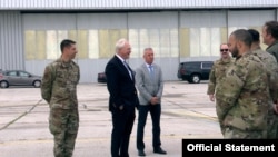 Ambasador SAD u Srbiji Kristofer Hil tokom susreta srpskih i američkih pripadnika vojske, na pisti vojnog aerodroma Batajnica, tokom zajedničke vežbe snaga SAD i Srbije, u Beogradu, 8. avgusta 2023. (Foto: Ministarstvo odbrane Srbije)