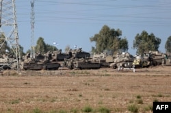 Pasukan Israel dengan tank dan kendaraan lapis baja lainnya berkumpul di sebuah lapangan dekat kota Ashkelon di Israel selatan, sementara Israel bersiap melakukan serangan darat ke Gaza (foto: dok).