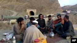 Pokiston-Afg'oniston chegarasidago Torxam posti yonida choy ichib, yo'l ochilishini kutib o'tirgan haydovchilar, 21-fevral, 2023 