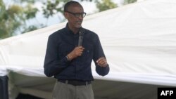 Rais wa Rwanda Paul Kagame akiongea na watu waliokimbia makazi yao kutokana na mafuriko katika kambi ya wakimbizi ya Inyemeramihigo huko Rubavu Mei 12, 2023. Picha na Mariam KONE / AFP