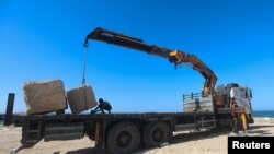 가자지구 남부 칸유니스 해안에 임시 부두를 만들기 위해 콘크리트 구조물을 옮기고 있는 크레인 (자료사진)