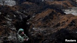 巴赫穆特前线附近战壕里的一名乌克兰军人。(2023年3月8日)