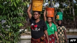 Wanawake nchini Tanzania wakibeba maji